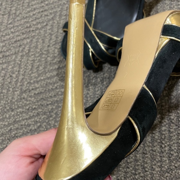 NEW - BCBGMAXMAZRIA BLACK & Gold Shoes - Picture 6 of 9